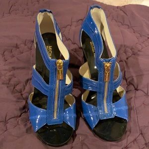 Blue patent leather sandal pump